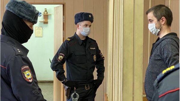 Отец семерых детей получил условный срок за толчок в грудь омоновцев