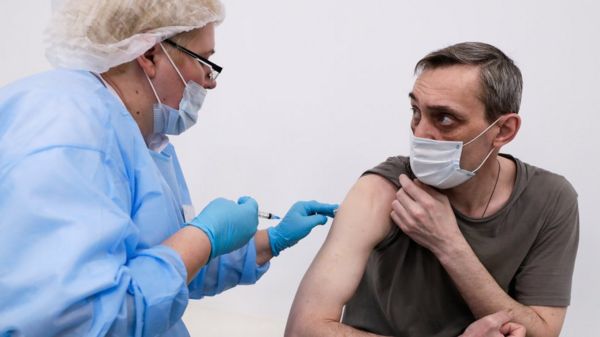 Коронавирус в России: Путин пообещал сделать прививку во вторник