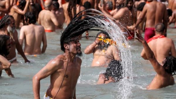 Индия: на праздник Кумбха мела собираются 150 млн паломников. И это в разгар эпидемии ковида