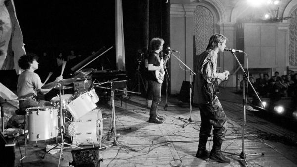 Дайджест: скандальное интервью Меган и Гарри; запрещенные марши в Международный женский день