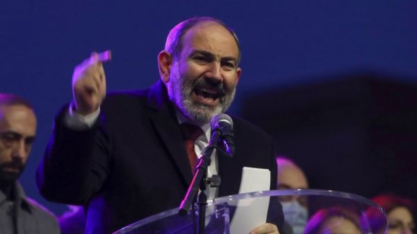 Армения: выступивший против Пашиняна глава генштаба уходит и подает в суд