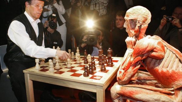 СКР проверит выставку человеческих тел в Москве. Какие к ней есть претензии?