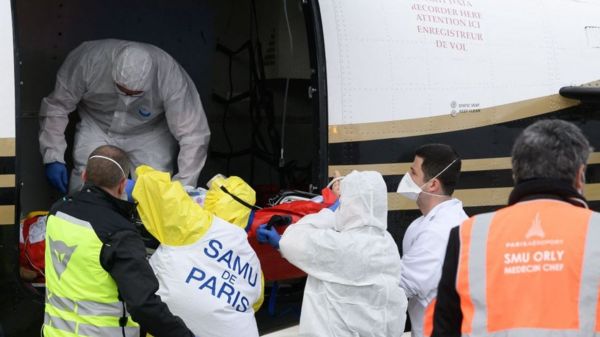 Коронавирус в мире: водомет на митинге в Гааге, Ирландия приостановила прививки AstraZeneca