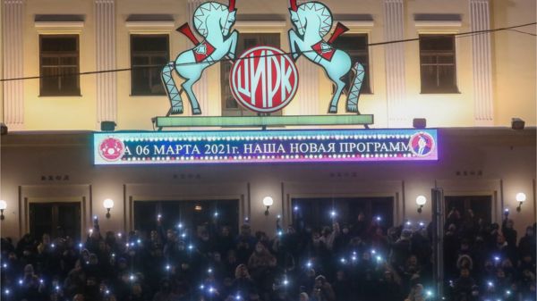 "Видел, кто кинул? Запомни эту мразь": как ОМОН разгонял акцию в поддержку Навального под градом снежков