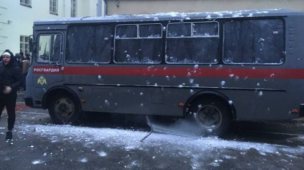 "Видел, кто кинул? Запомни эту мразь": как ОМОН разгонял акцию в поддержку Навального под градом снежков