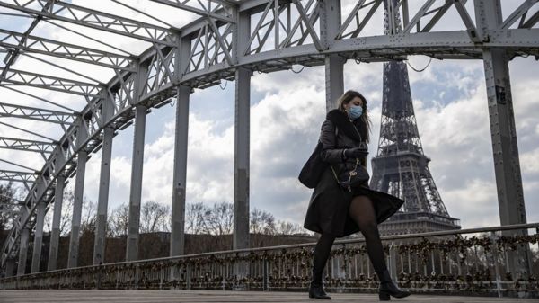 Коронавирус: Польша и Франция вводят ограничения, европейцы протестуют против локдауна