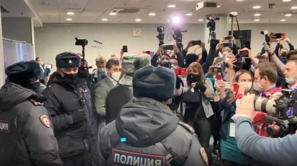 В Москве не смог открыться форум независимых депутатов. Участников задерживает полиция