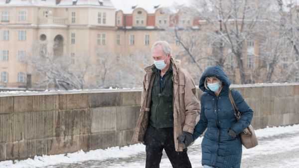 Коронавирус: Москва смягчает ограничения, в Польше говорят о третьей волне