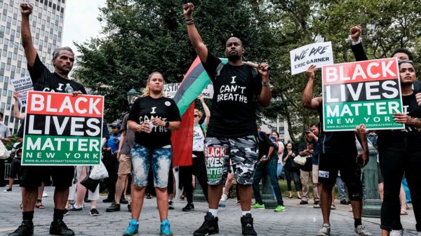 "Я задыхаюсь". В США вспыхнули протесты после смерти мужчины, которого полицейский душил коленом