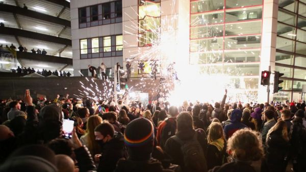 Бристоль: протест против ограничения протестов закончился столкновениями. Фото