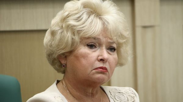 Нарусова возмутилась пикетами "маргинальных людей". Ей пришлось объясняться
