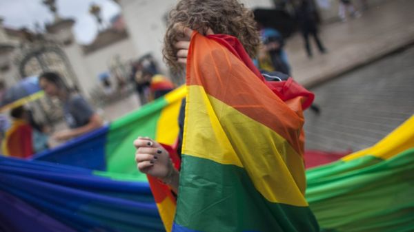 В Польше хотят запретить геям и лесбиянкам усыновлять детей в качестве родителей-одиночек