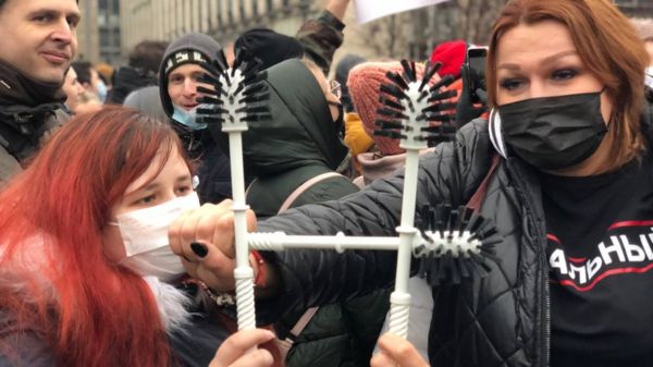 "Видел, кто кинул? Запомни эту мразь": как ОМОН разгонял акцию в поддержку Навального под градом снежков