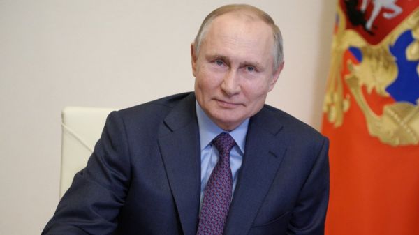 "Придется верить на слово". Чем прививка Путина отличается от других мировых примеров