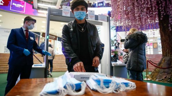 Коронавирус после прививки: как сильно люди болеют и почему это происходит?