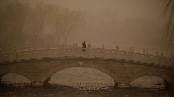 Апокалипсис в небе: на Пекин обрушилась самая сильная песчаная буря за десятилетие
