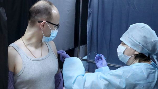 "Левада-центр": большинство россиян считают коронавирус новой формой биологического оружия