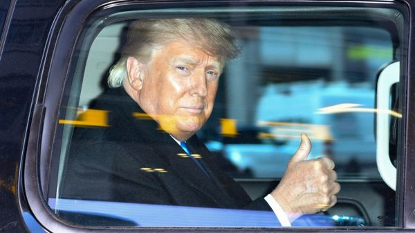 "Ну что, уже соскучились?" Дональд Трамп зашел на свадьбу своих сторонников и раскритиковал Байдена