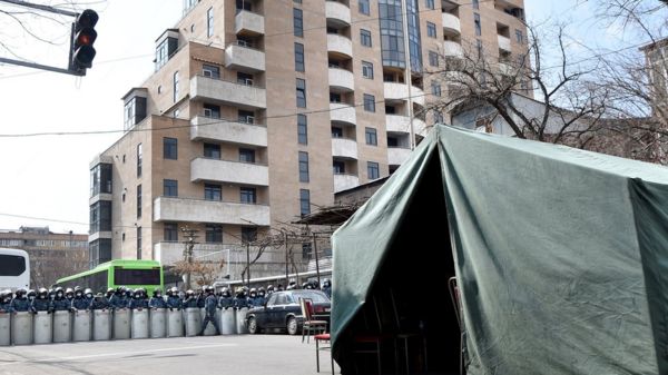 Армения: выступивший против Пашиняна глава генштаба уходит и подает в суд