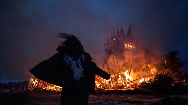 "Вселенская вакцинация". В Калужской области сожгли замок "корона-людоеда" - фотографии
