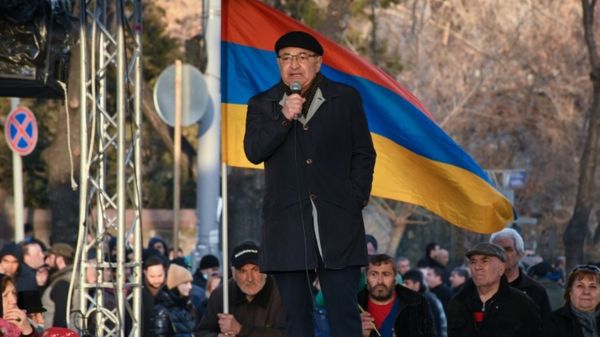 Армения: выступивший против Пашиняна глава генштаба уходит и подает в суд