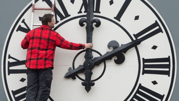 Украина не стала прощаться с летним временем. Перевод часов остается