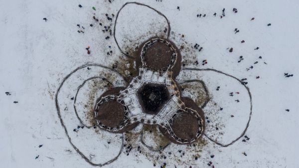 "Вселенская вакцинация". В Калужской области сожгли замок "корона-людоеда" - фотографии