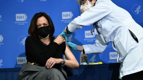 "Придется верить на слово". Чем прививка Путина отличается от других мировых примеров