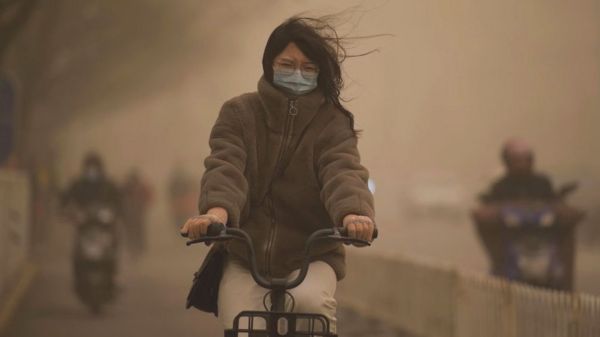 Апокалипсис в небе: на Пекин обрушилась самая сильная песчаная буря за десятилетие