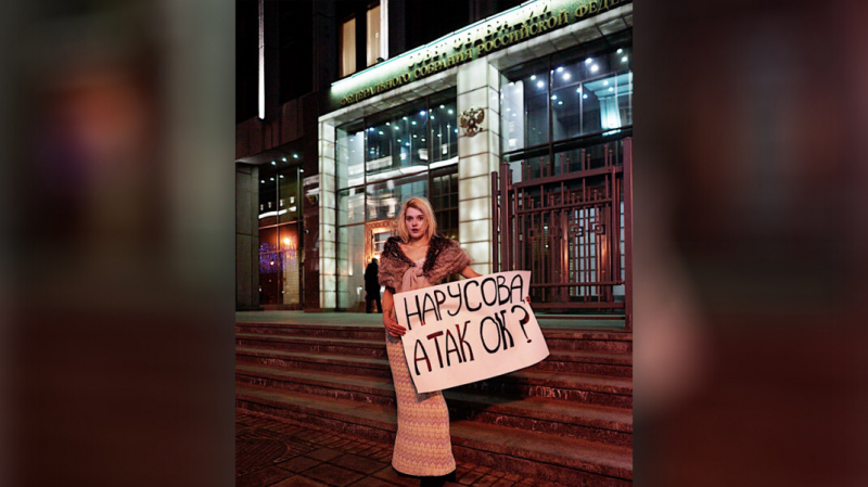 «А так ОК?» Журналистка вышла к Совфеду в платье после слов Нарусовой о «бомжовых» пикетчиках