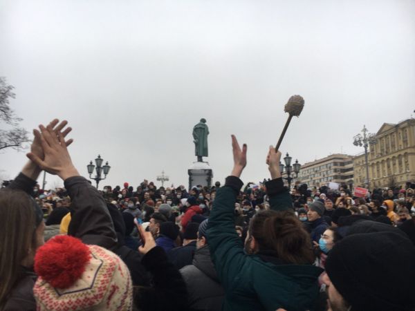 "Видел, кто кинул? Запомни эту мразь": как ОМОН разгонял акцию в поддержку Навального под градом снежков