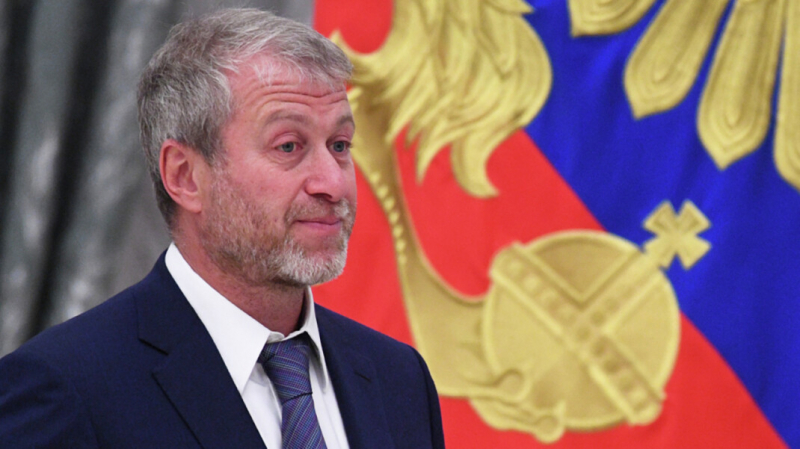 Абрамович подал иск к автору книги «Люди Путина». В ней говорится, что он купил «Челси» по указанию Кремля