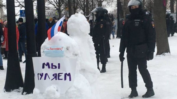 "Видел, кто кинул? Запомни эту мразь": как ОМОН разгонял акцию в поддержку Навального под градом снежков