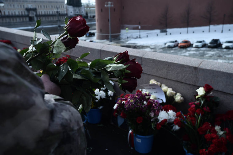 Активисты SERB разрушили мемориал на месте убийства Немцова. Пострадал волонтер