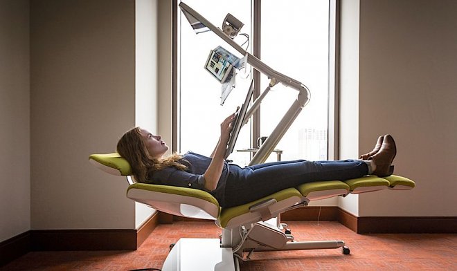 Altwork создала компьютерный стол, за которым можно работать лежа