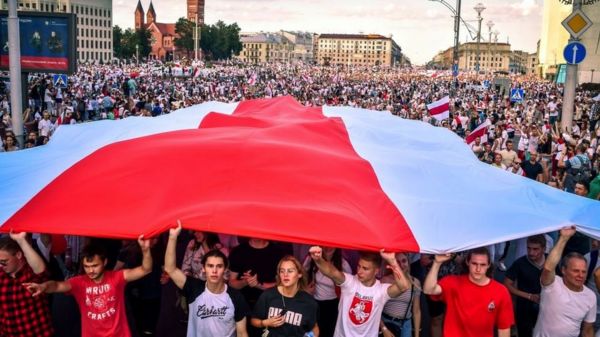 “Лучше бы расстреляли сразу”. Два арестованных белорусских блогера порезали себе руки