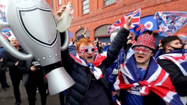 "А мы так старались". Власти Шотландии с отчаянием смотрят, как фаны "Глазго Рейнджерс" игнорируют карантин