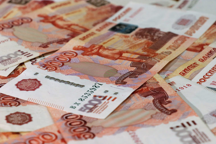 Более четверти россиян заявили о снижении зарплаты на удаленке
