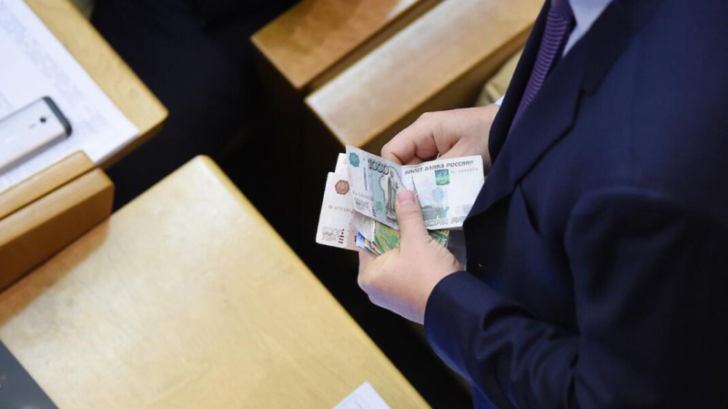 Большинство россиян посчитали зарплаты политиков и банкиров неоправданно высокими