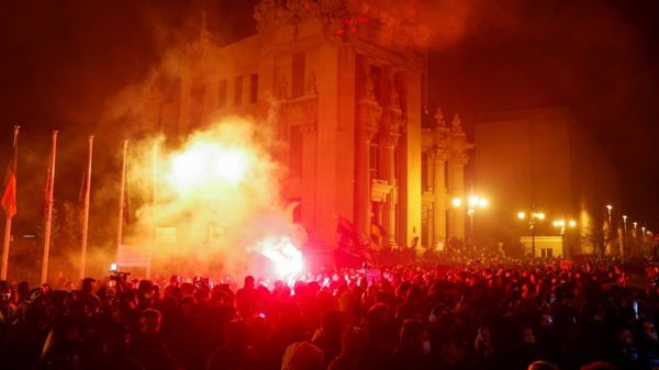 Беспорядки в Киеве из-за приговора Стерненко. Протестующие разбили окна в администрации президента