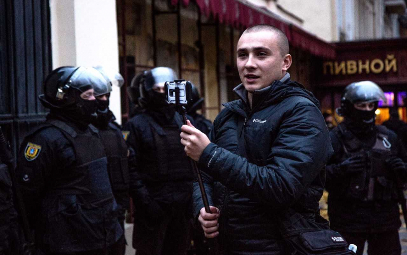 Что хотят "злые люди", устроившие беспорядки у офиса президента Украины: спорят организатор акции в поддержку Стерненко и советник главы МВД