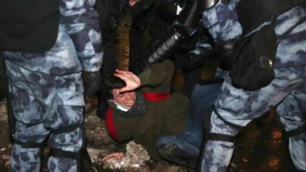 "Видел, кто кинул? Запомни эту мразь": как ОМОН разгонял акцию в поддержку Навального под градом снежков