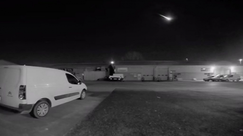 Неделю назад в Англии упал метеорит. Ученые собрали его обломки и говорят, что это большая редкость