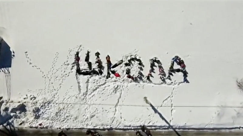 Дети на коленях попросили главу Татарстана построить им новую школу. Прокуратура начала проверку