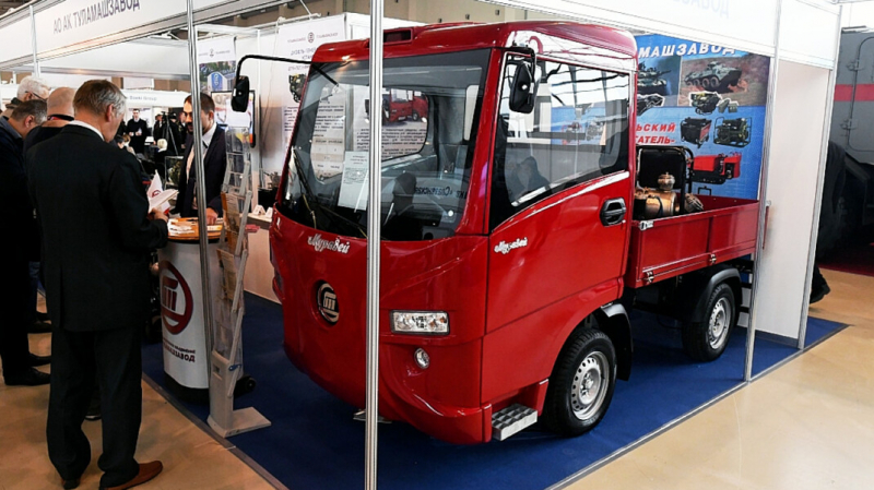 Для полиции начали выпускать маленький электрогрузовик. Его можно использовать как автозак