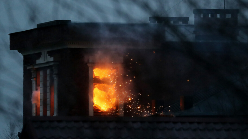 Дом жителя Подмосковья, забаррикодировавшегося от силовиков, обстреляли из гранатомётов