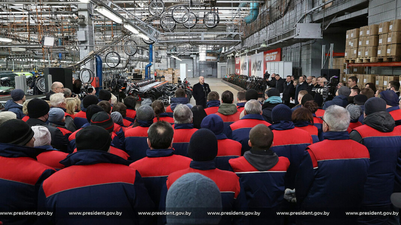 «Домик, где я вырос с матерью». Лукашенко рассказал, что у него есть «дворец»