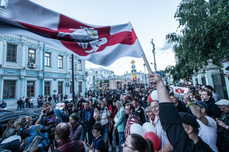 Двум белорусам запретили жить в России из‑за акций в поддержку протестов в республике
