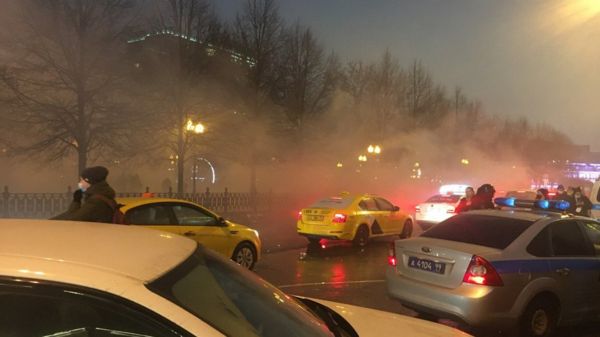 "Видел, кто кинул? Запомни эту мразь": как ОМОН разгонял акцию в поддержку Навального под градом снежков