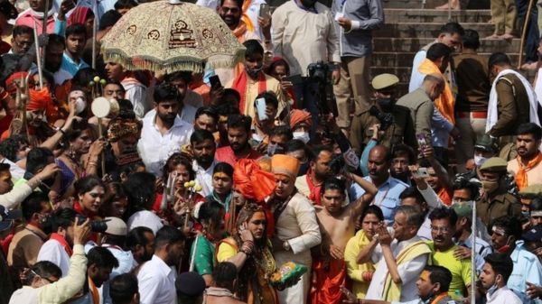 Индия: на праздник Кумбха мела собираются 150 млн паломников. И это в разгар эпидемии ковида